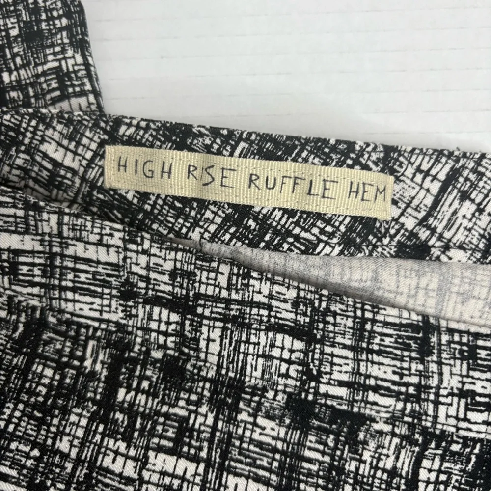 Hot Kiss High Rise Ruffle Hem Pants Black White Abstract Print Size M - Picture 3 of 6